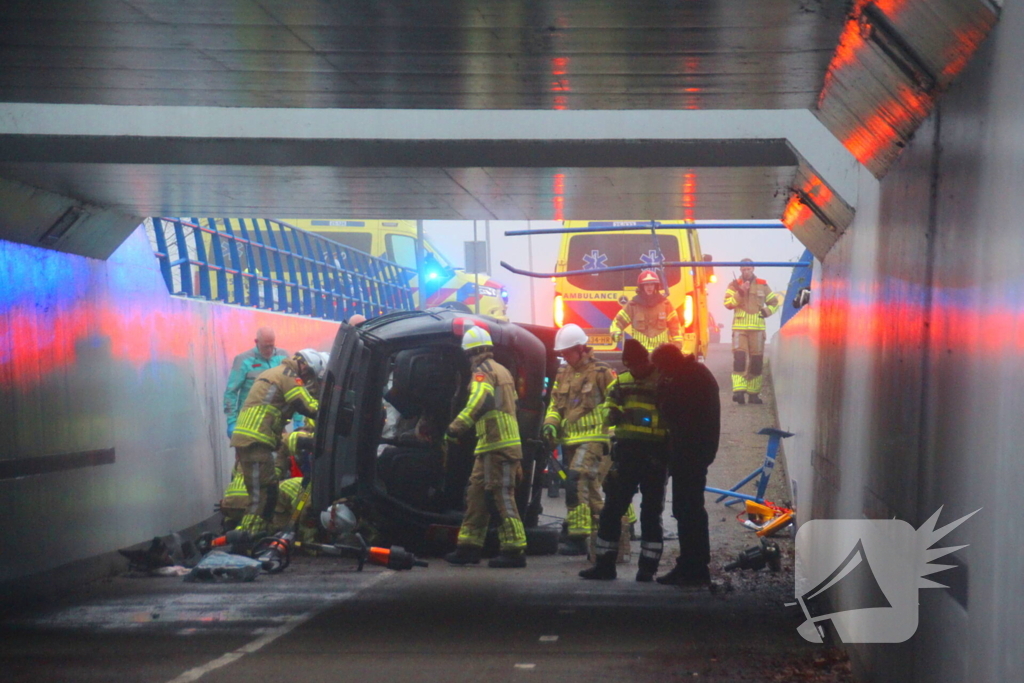 Auto valt van viaduct af en belandt op fietspad