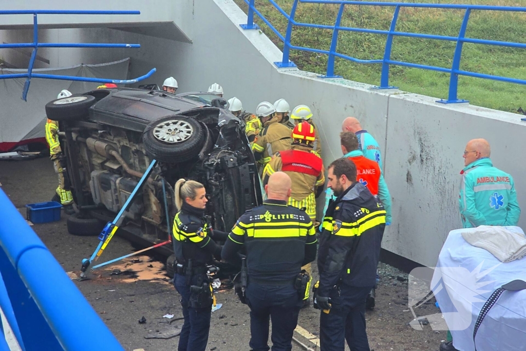 Auto valt van viaduct af en belandt op fietspad