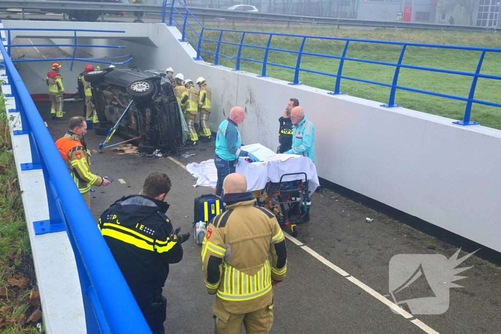 Auto valt van viaduct af en belandt op fietspad