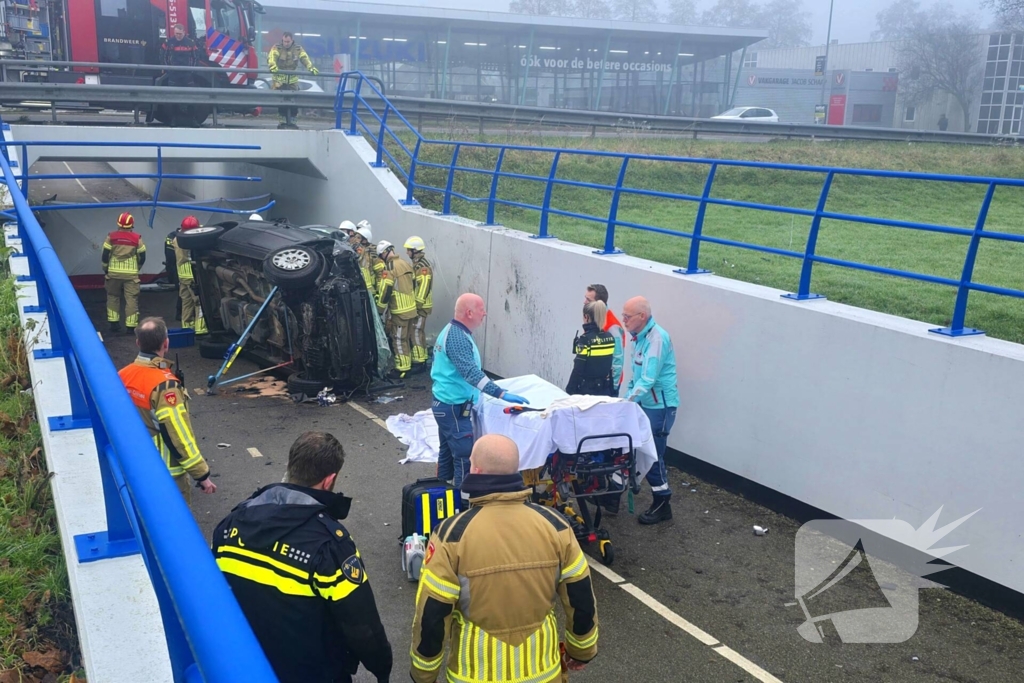 Auto valt van viaduct af en belandt op fietspad