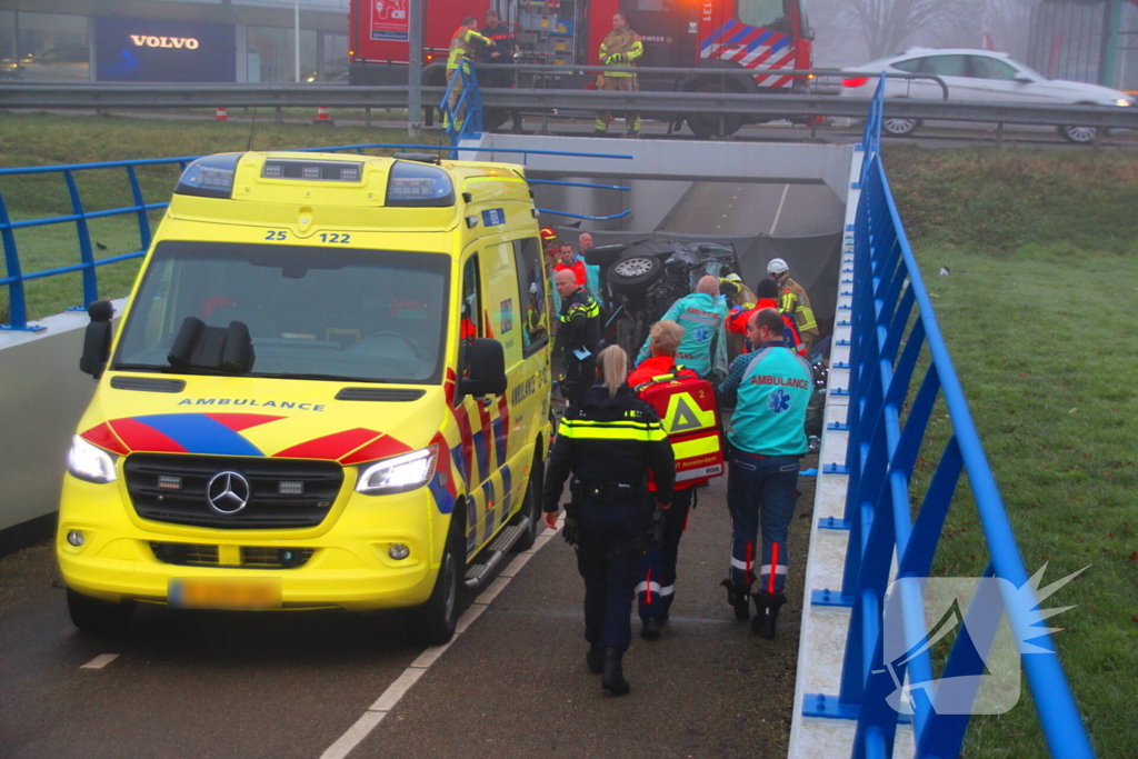 Auto valt van viaduct af en belandt op fietspad