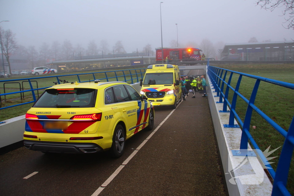 Auto valt van viaduct af en belandt op fietspad