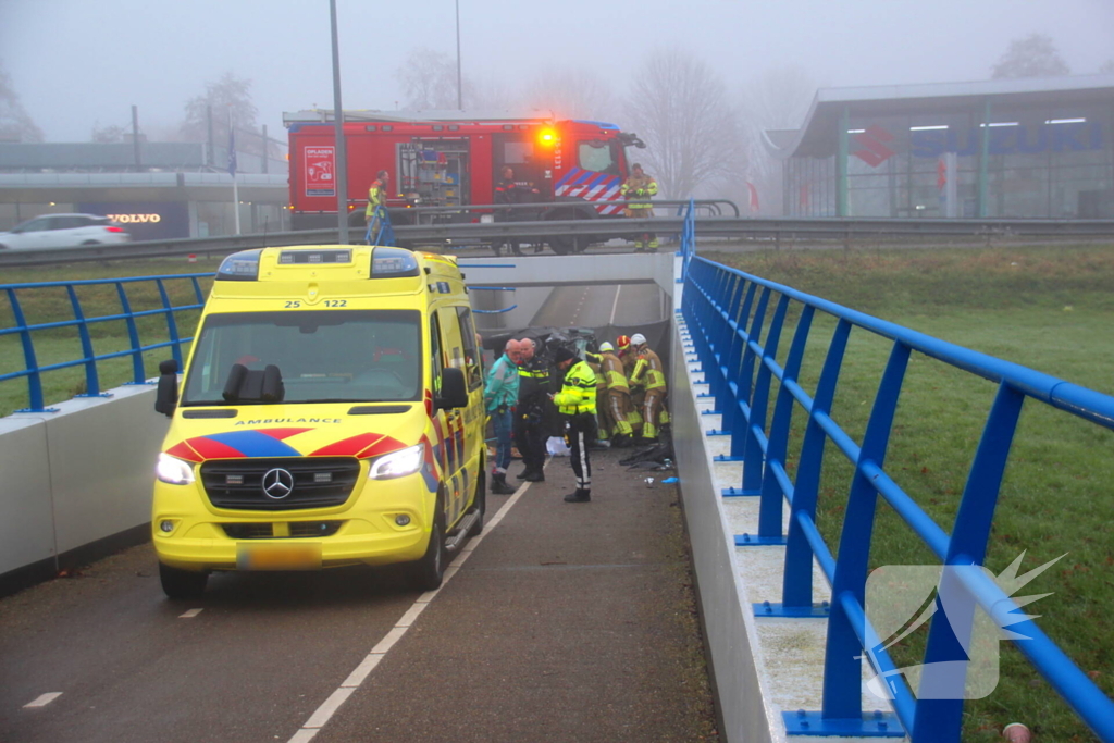 Auto valt van viaduct af en belandt op fietspad