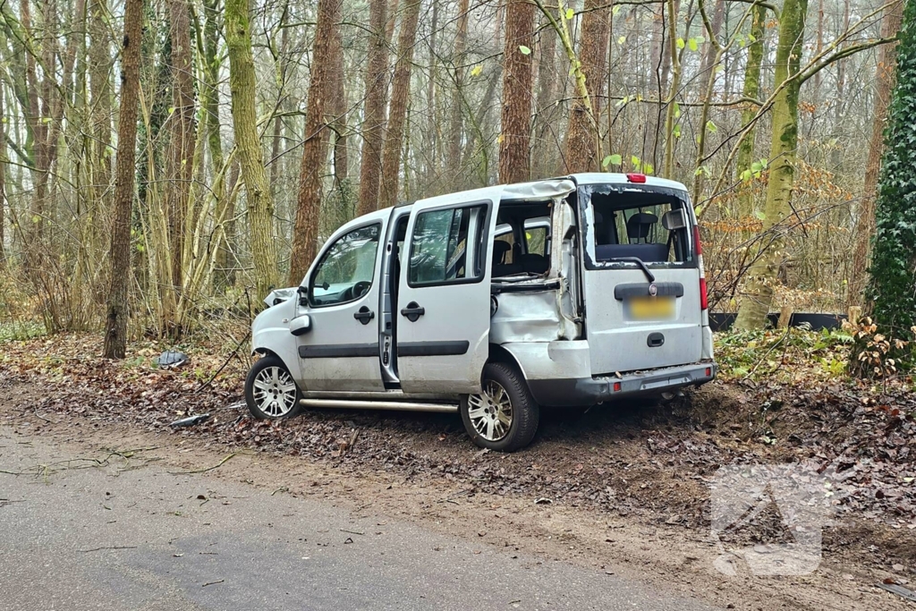 Auto rijdt lantaarnpaal uit grond en knalt tegen boom