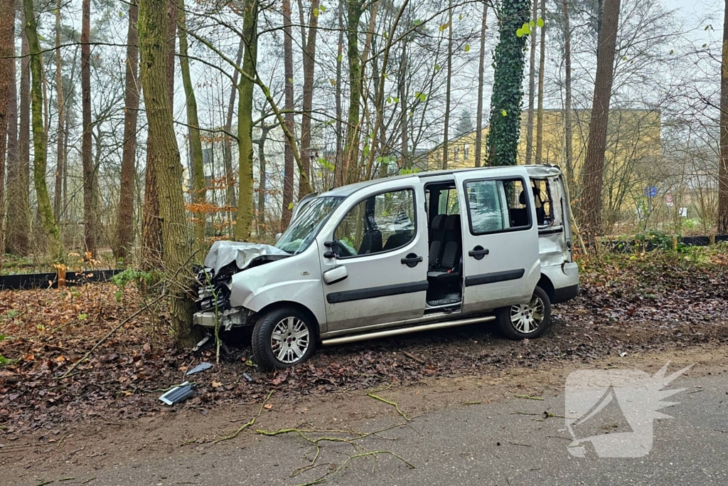 Auto rijdt lantaarnpaal uit grond en knalt tegen boom