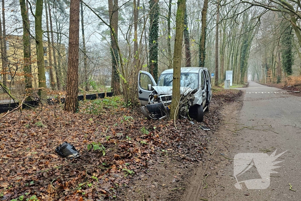 Auto rijdt lantaarnpaal uit grond en knalt tegen boom