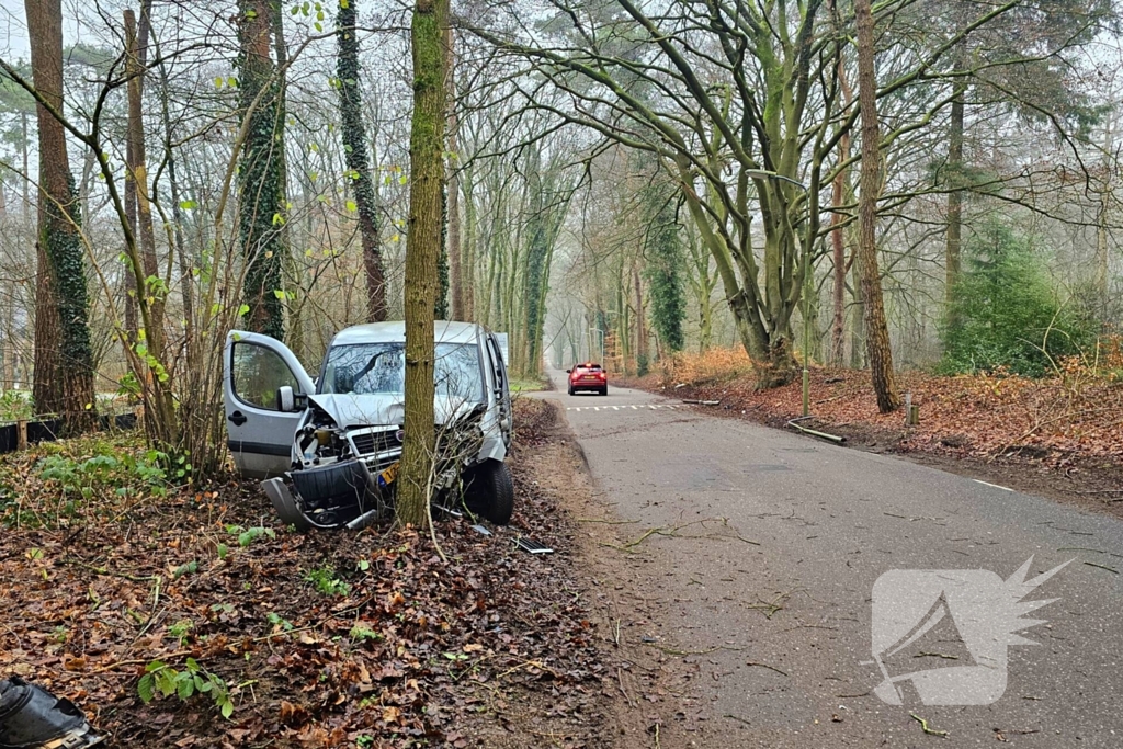 Auto rijdt lantaarnpaal uit grond en knalt tegen boom