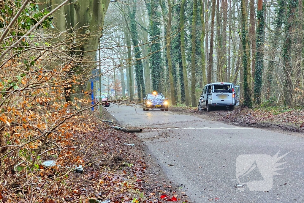 Auto rijdt lantaarnpaal uit grond en knalt tegen boom