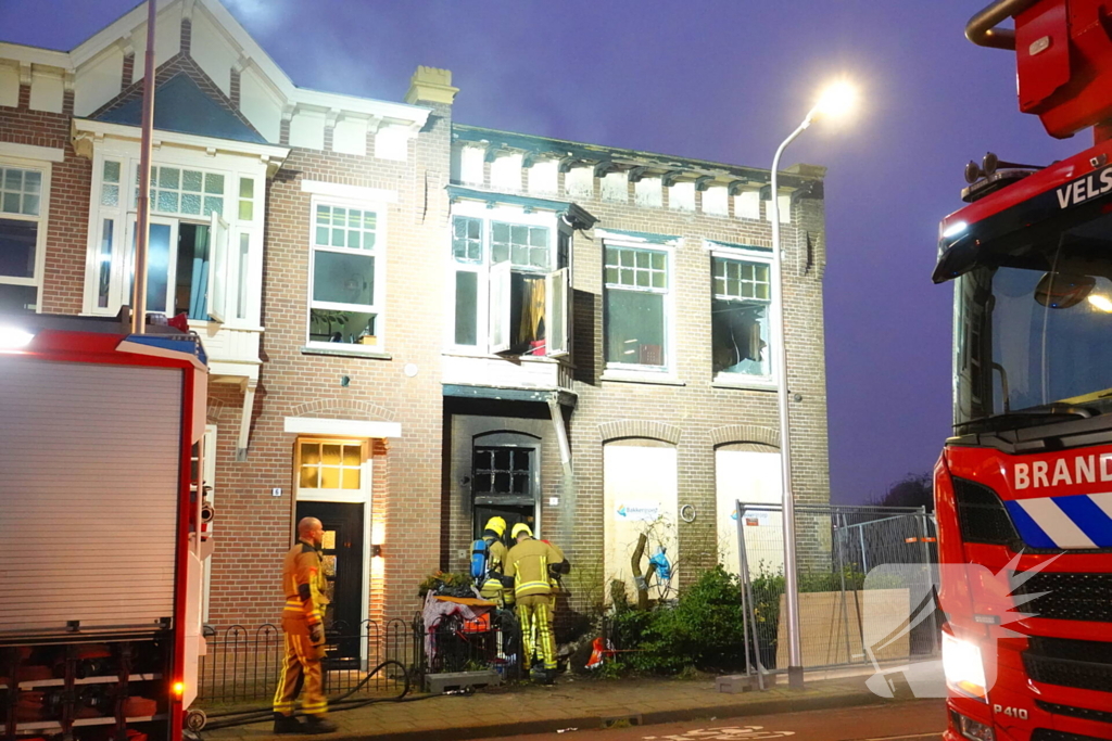 Woningbrand laait opnieuw op