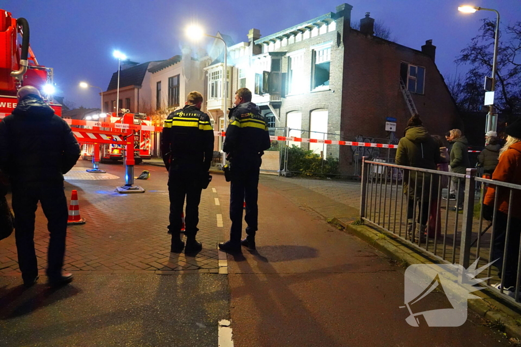 Woningbrand laait opnieuw op