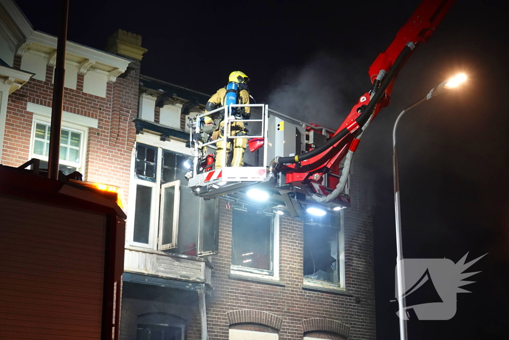Woningbrand laait opnieuw op