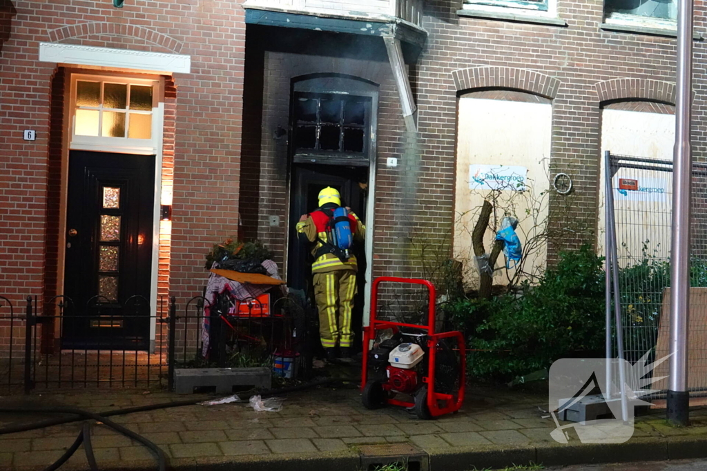 Woningbrand laait opnieuw op
