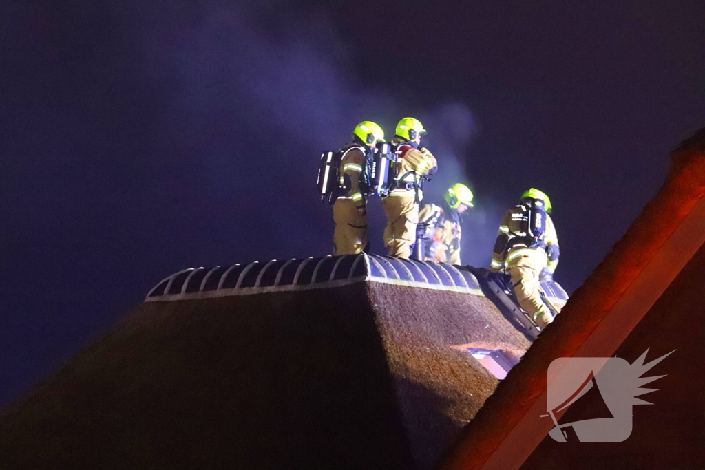Schoorsteenbrand bij woning met rietendak