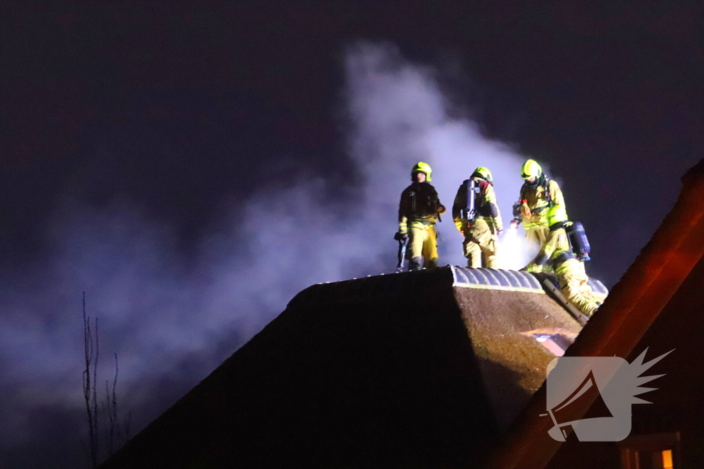 Schoorsteenbrand bij woning met rietendak