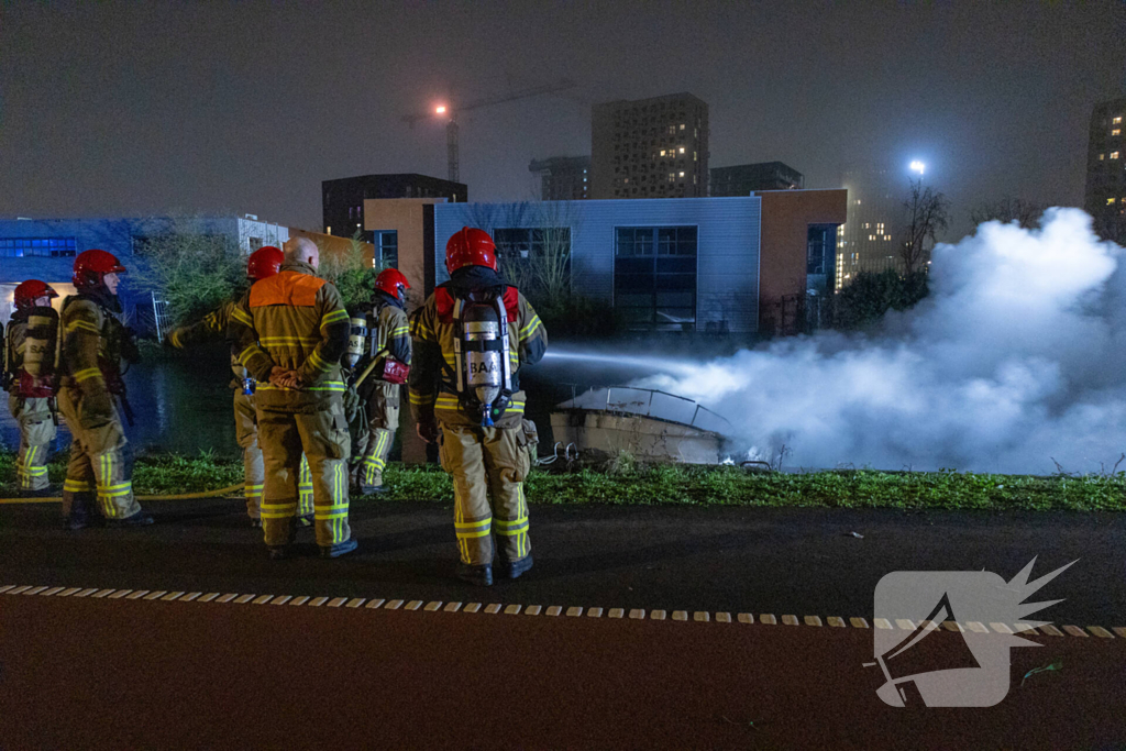 Plezierboot brandt uit op water