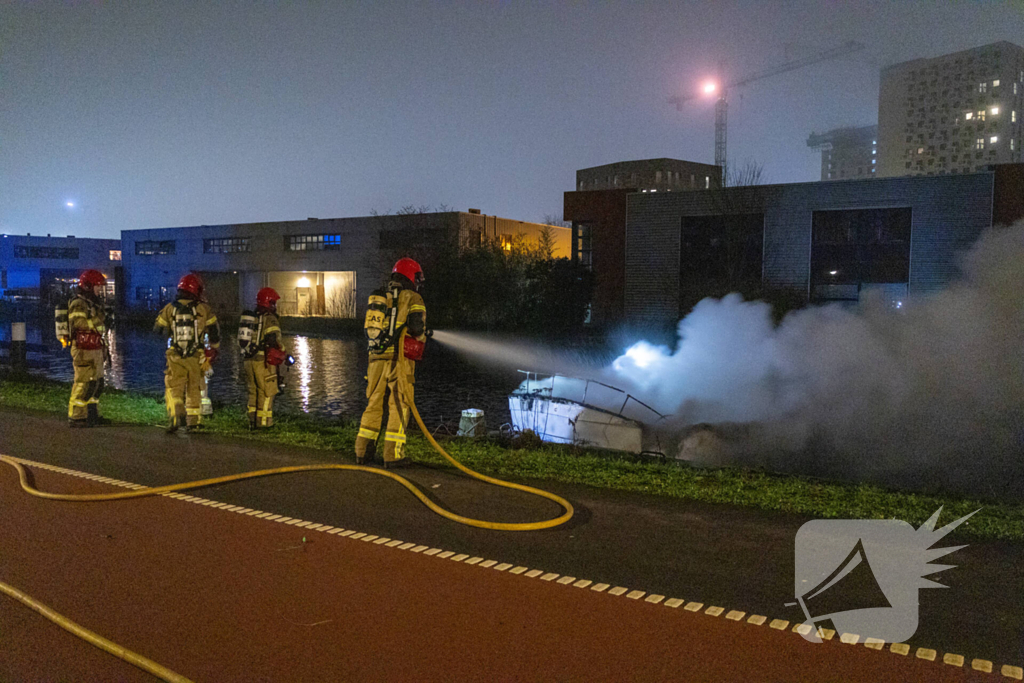 Plezierboot brandt uit op water