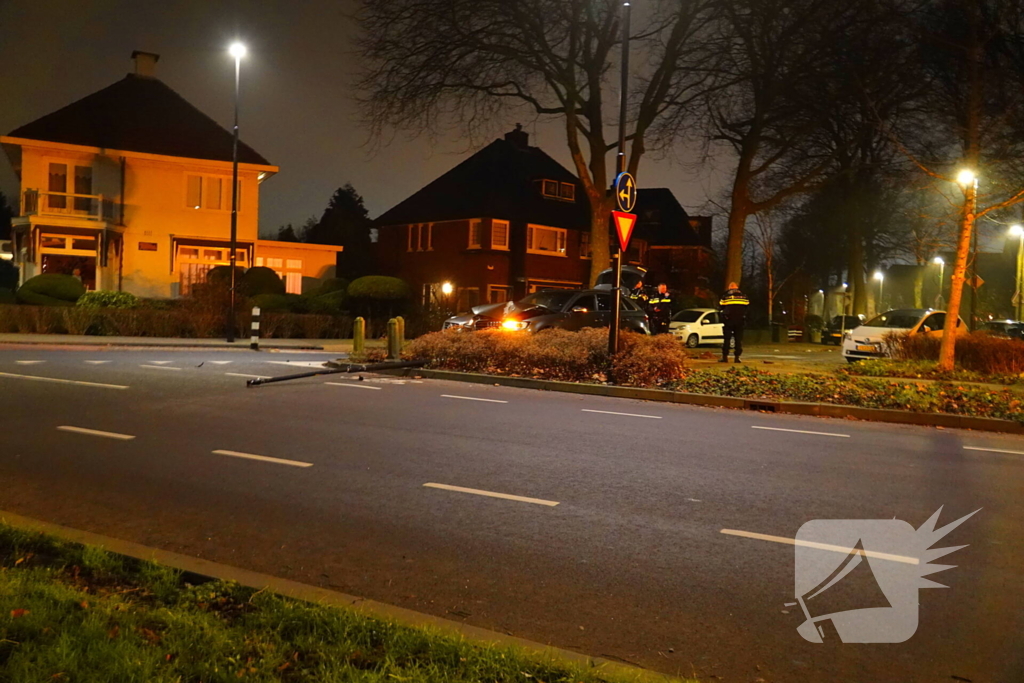 Bestuurder slaat op de vlucht na crash