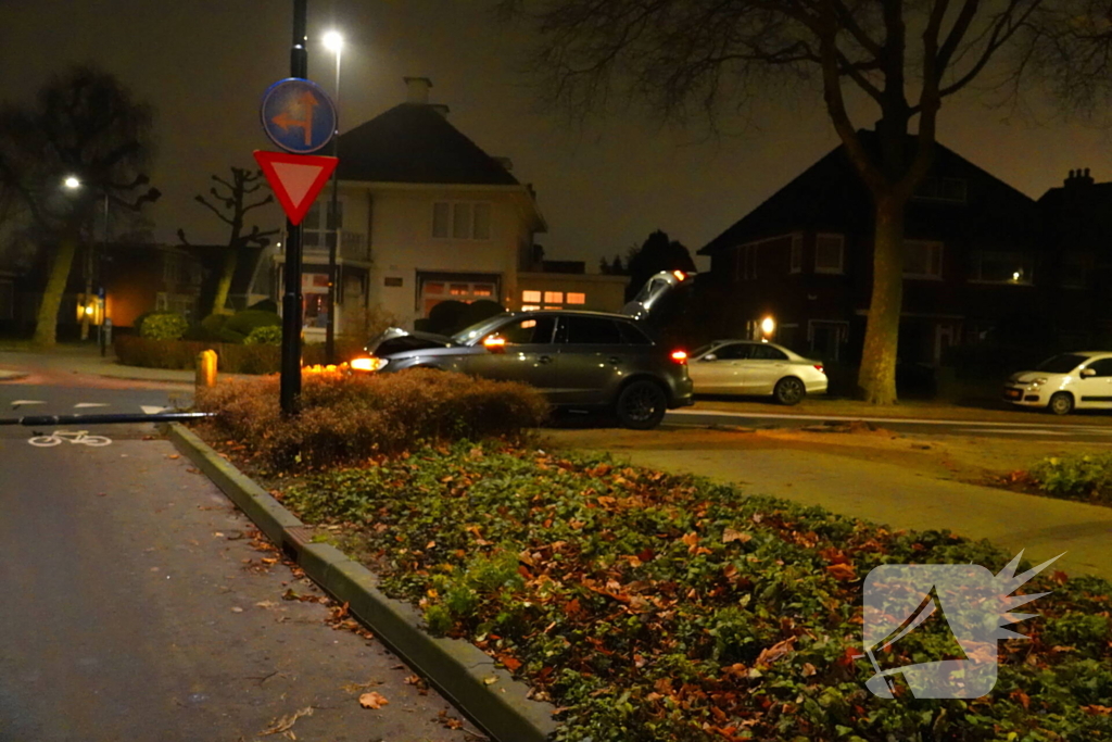 Bestuurder slaat op de vlucht na crash