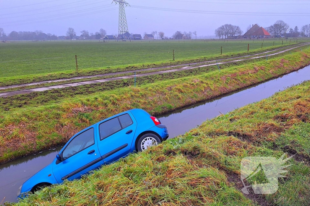 Auto te water door modderig wegdek
