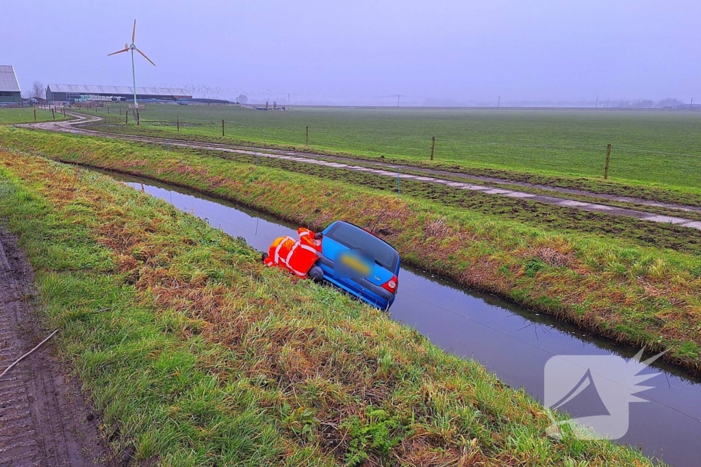 Auto te water door modderig wegdek