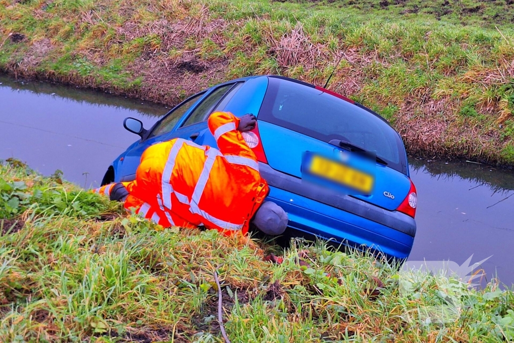 Auto te water door modderig wegdek