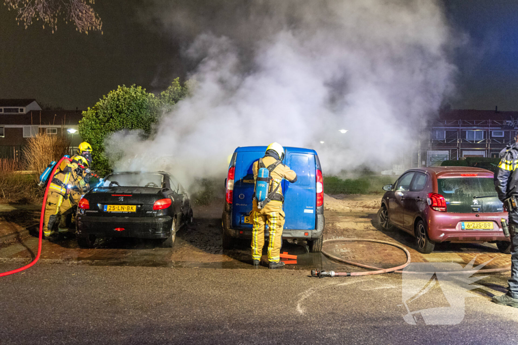 Twee voertuigen verwoest door nachtelijke autobrand