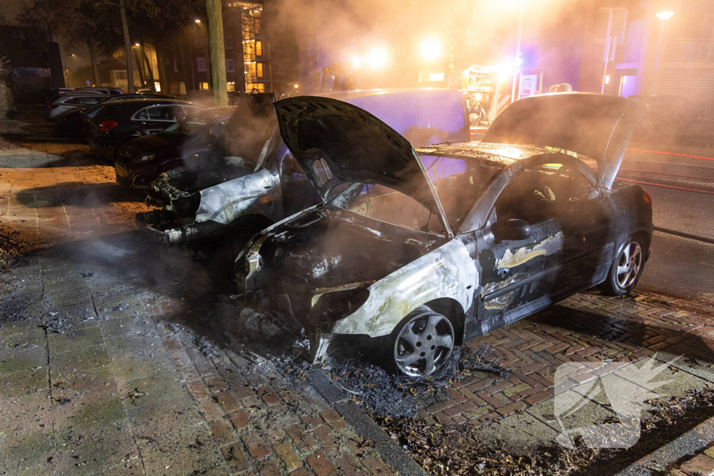 Twee voertuigen verwoest door nachtelijke autobrand