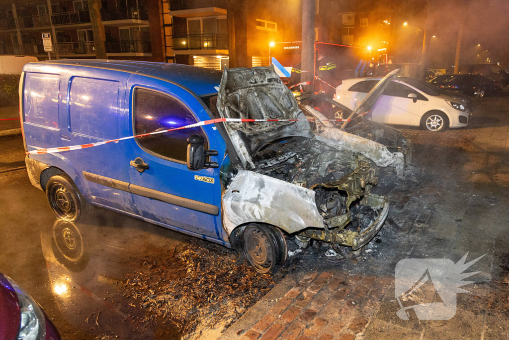 Twee voertuigen verwoest door nachtelijke autobrand