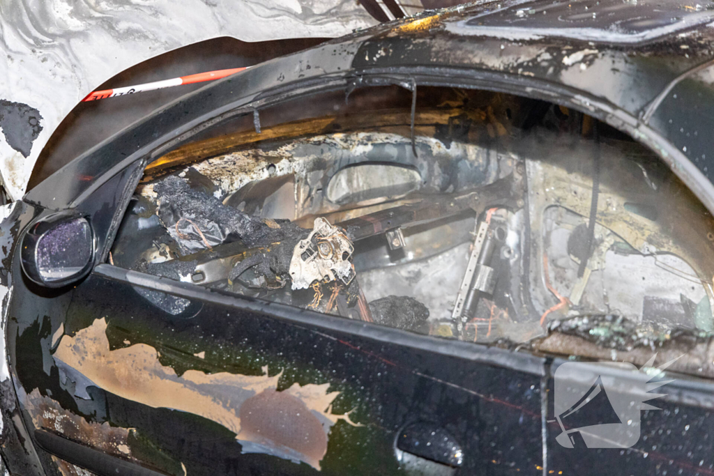 Twee voertuigen verwoest door nachtelijke autobrand