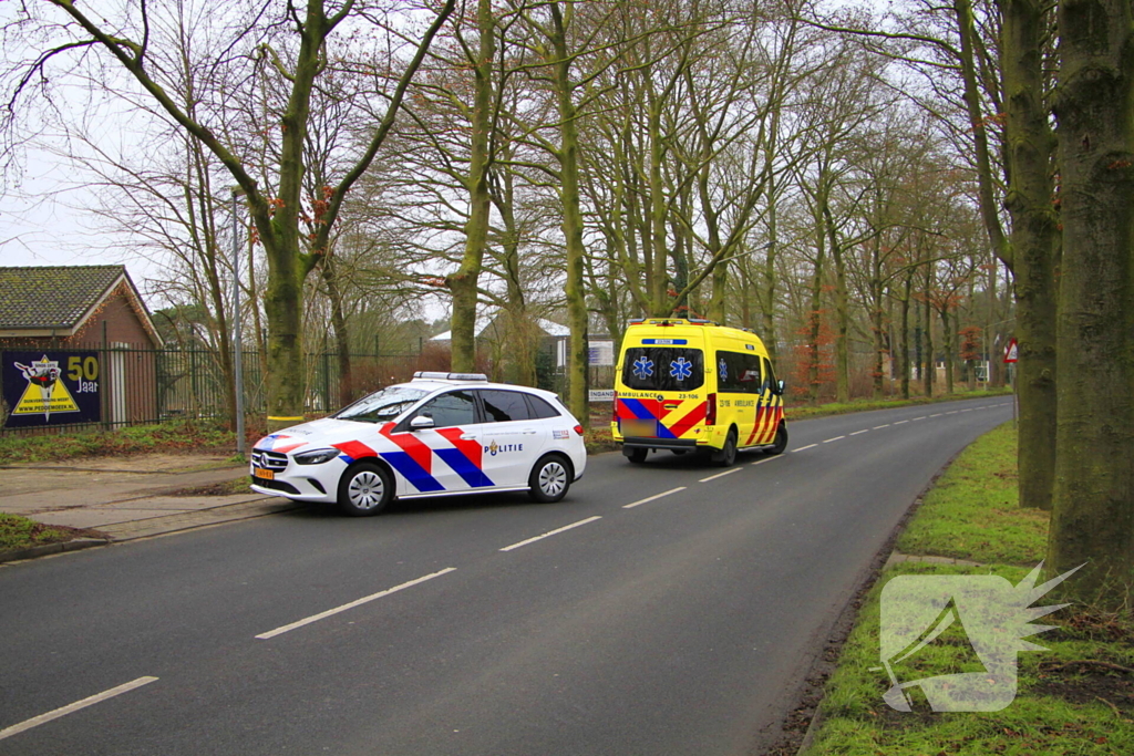 Automobilist knalt achterop vrachtwagen en raakt gewond