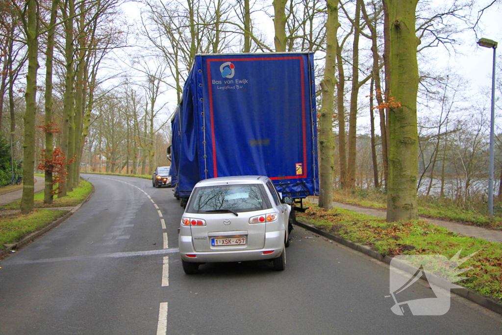 Automobilist knalt achterop vrachtwagen en raakt gewond
