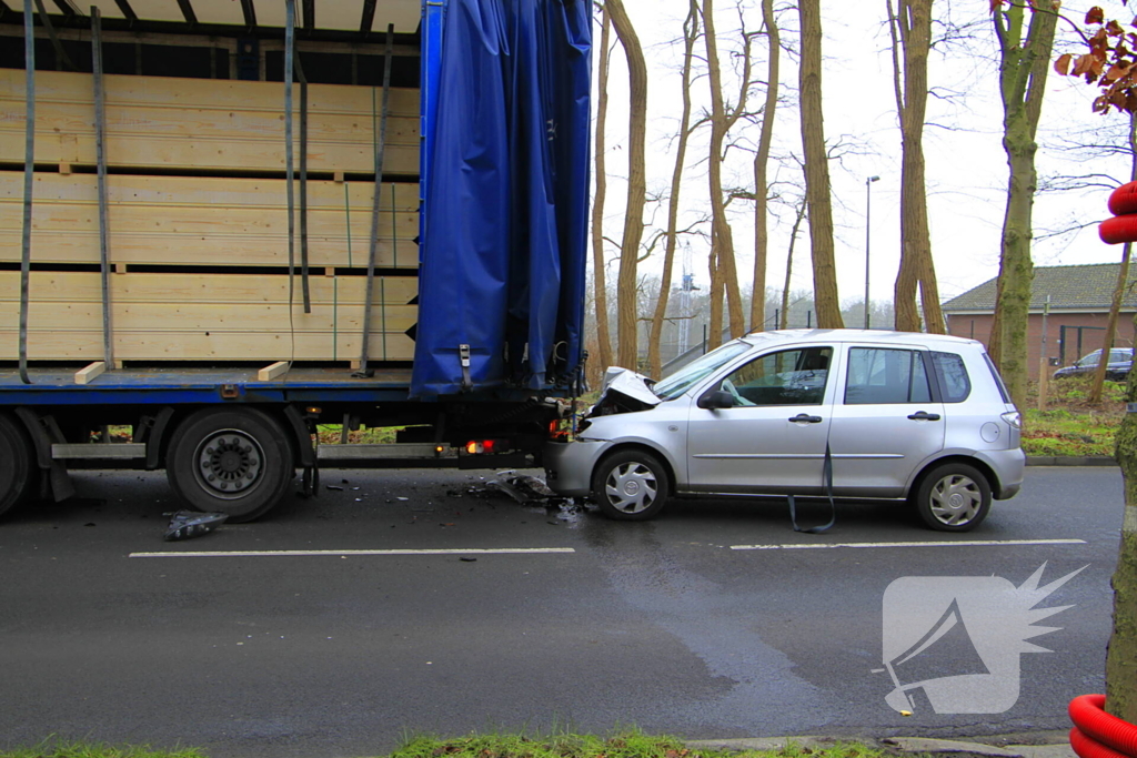 Automobilist knalt achterop vrachtwagen en raakt gewond