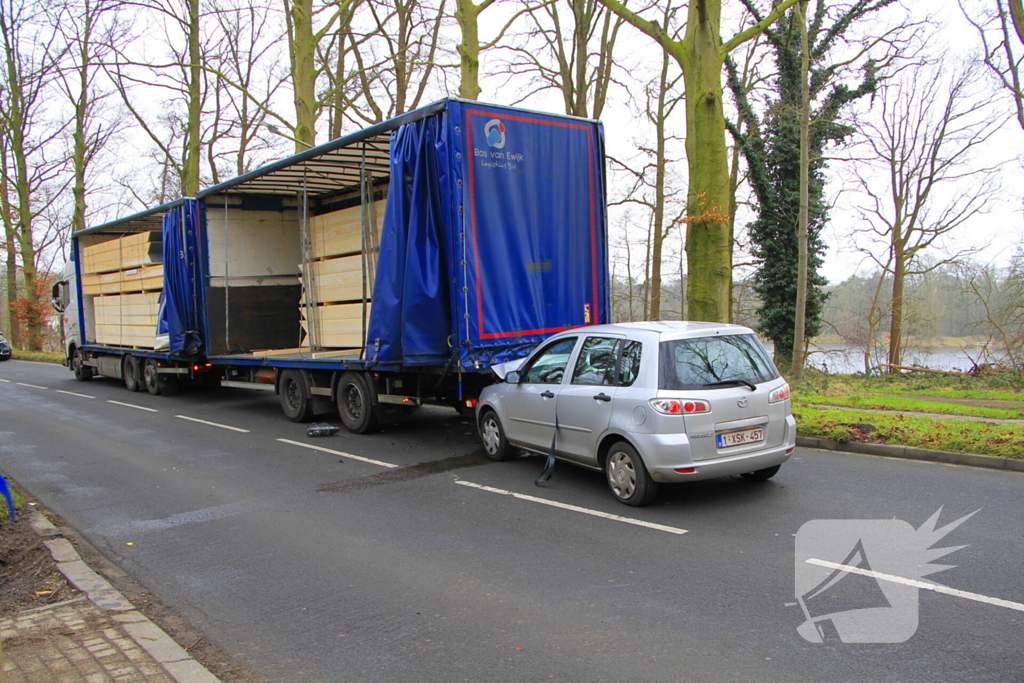 Automobilist knalt achterop vrachtwagen en raakt gewond