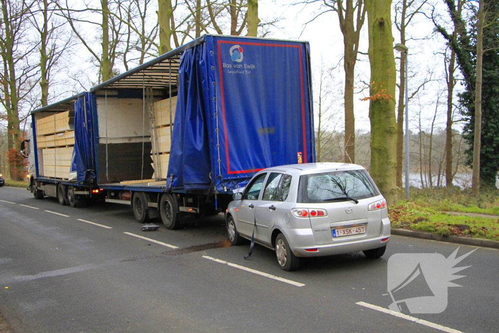 Automobilist knalt achterop vrachtwagen en raakt gewond