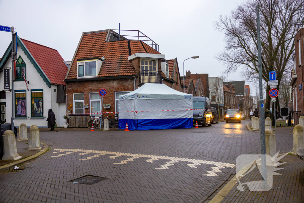 Witte politietent in de straat na aantreffen dode man