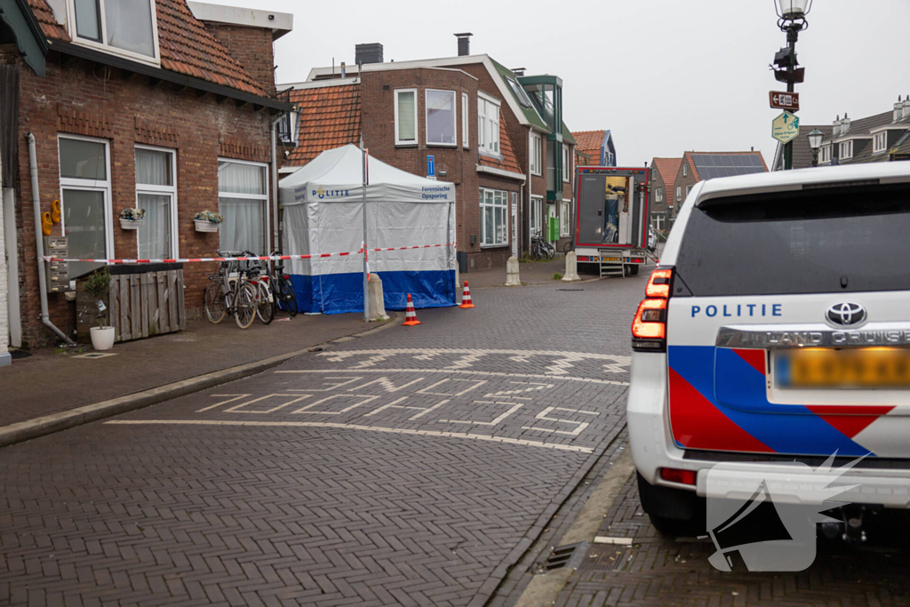 Witte politietent in de straat na aantreffen dode man