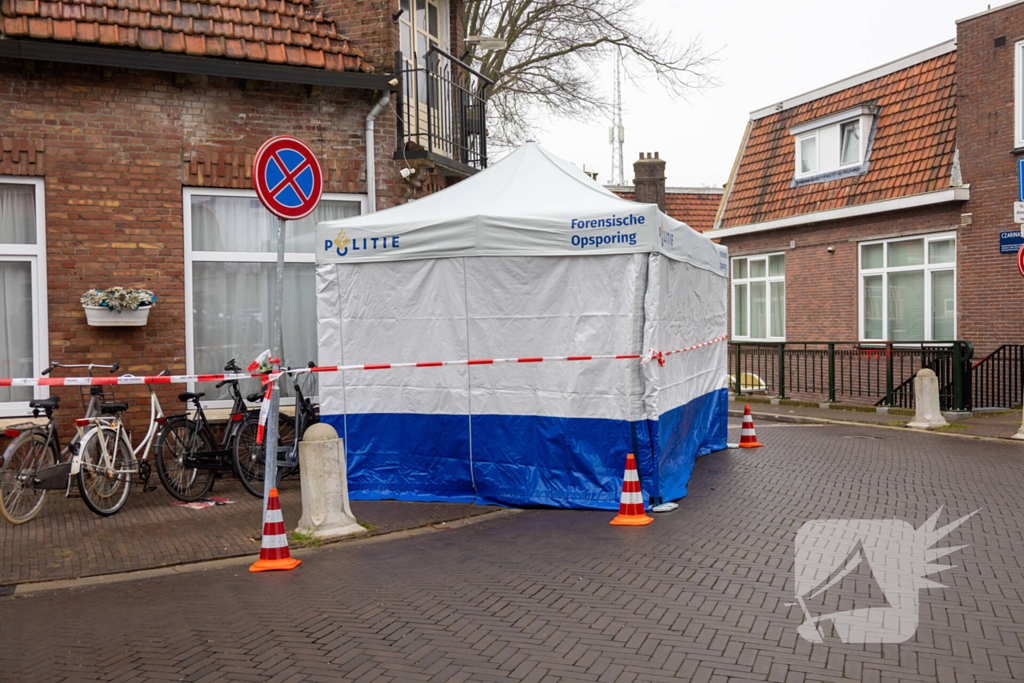 Witte politietent in de straat na aantreffen dode man