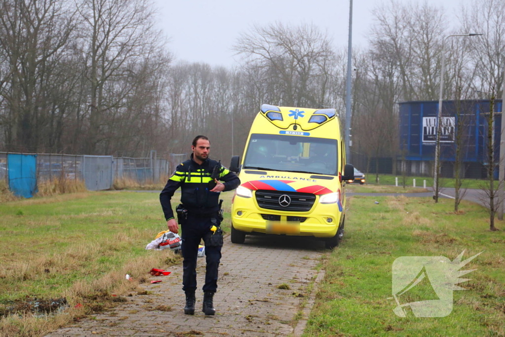 Automobilist verliest macht over stuur en belandt over de kop tegen hekwerk