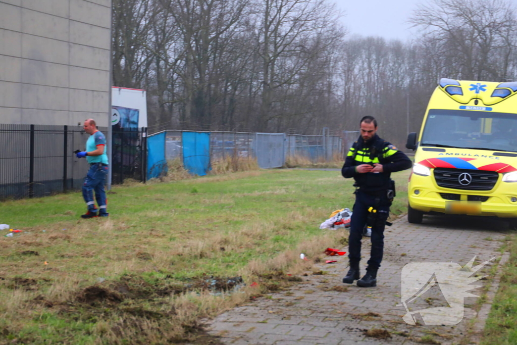 Automobilist verliest macht over stuur en belandt over de kop tegen hekwerk