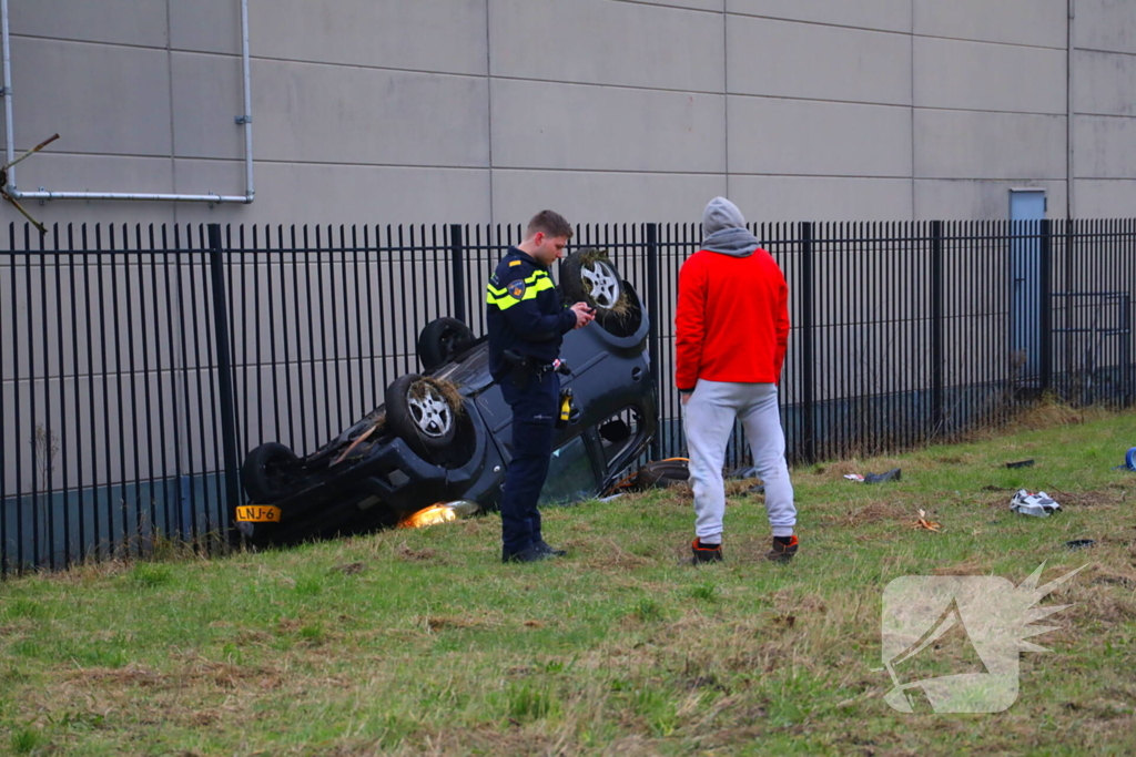 Automobilist verliest macht over stuur en belandt over de kop tegen hekwerk