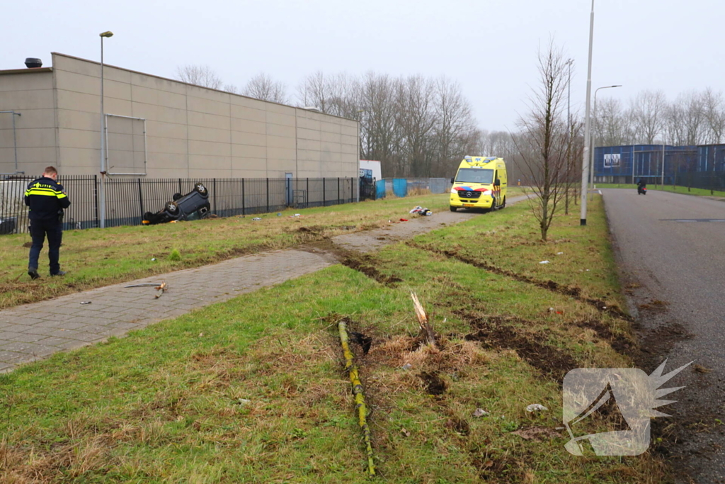 Automobilist verliest macht over stuur en belandt over de kop tegen hekwerk