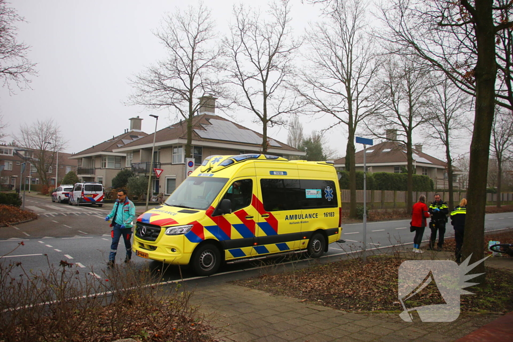 Overstekende fietser geschept door auto