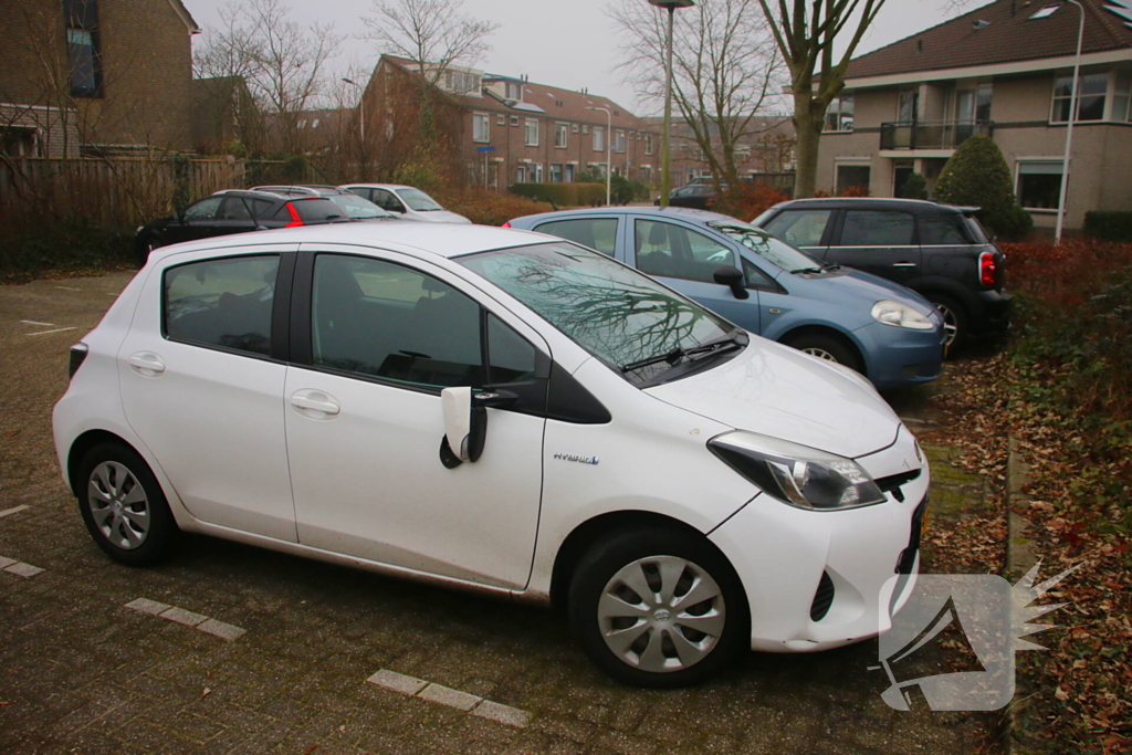 Overstekende fietser geschept door auto