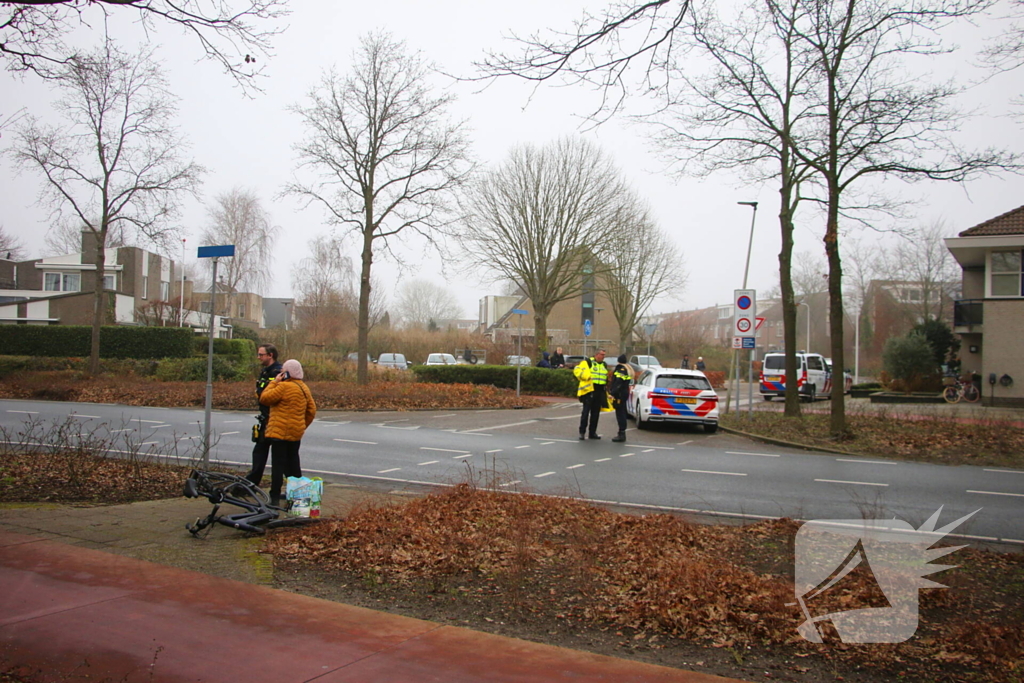 Overstekende fietser geschept door auto