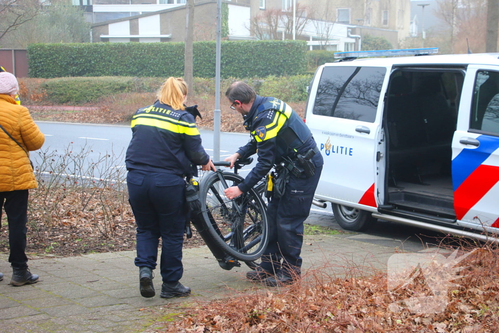 Overstekende fietser geschept door auto