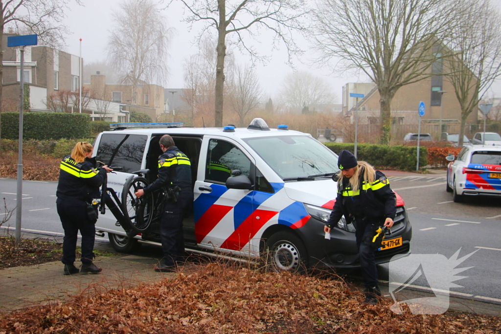 Overstekende fietser geschept door auto