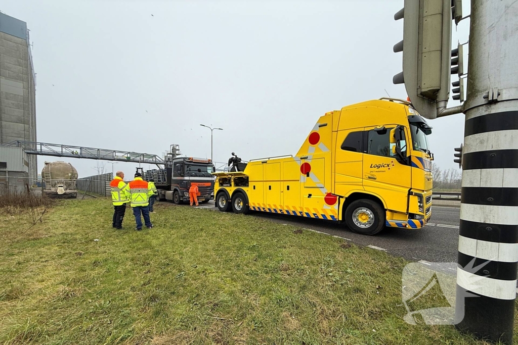 Gestrande vrachtwagen verspert oprit A50