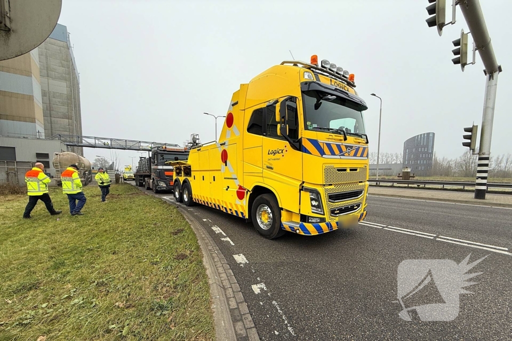 Gestrande vrachtwagen verspert oprit A50