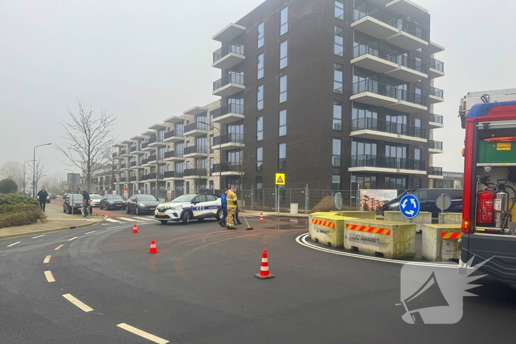 Brandweer reinigt vervuild wegdek