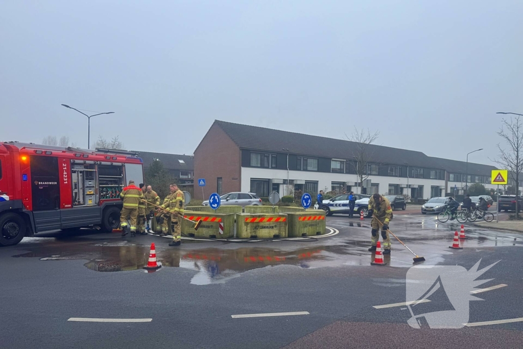 Brandweer reinigt vervuild wegdek